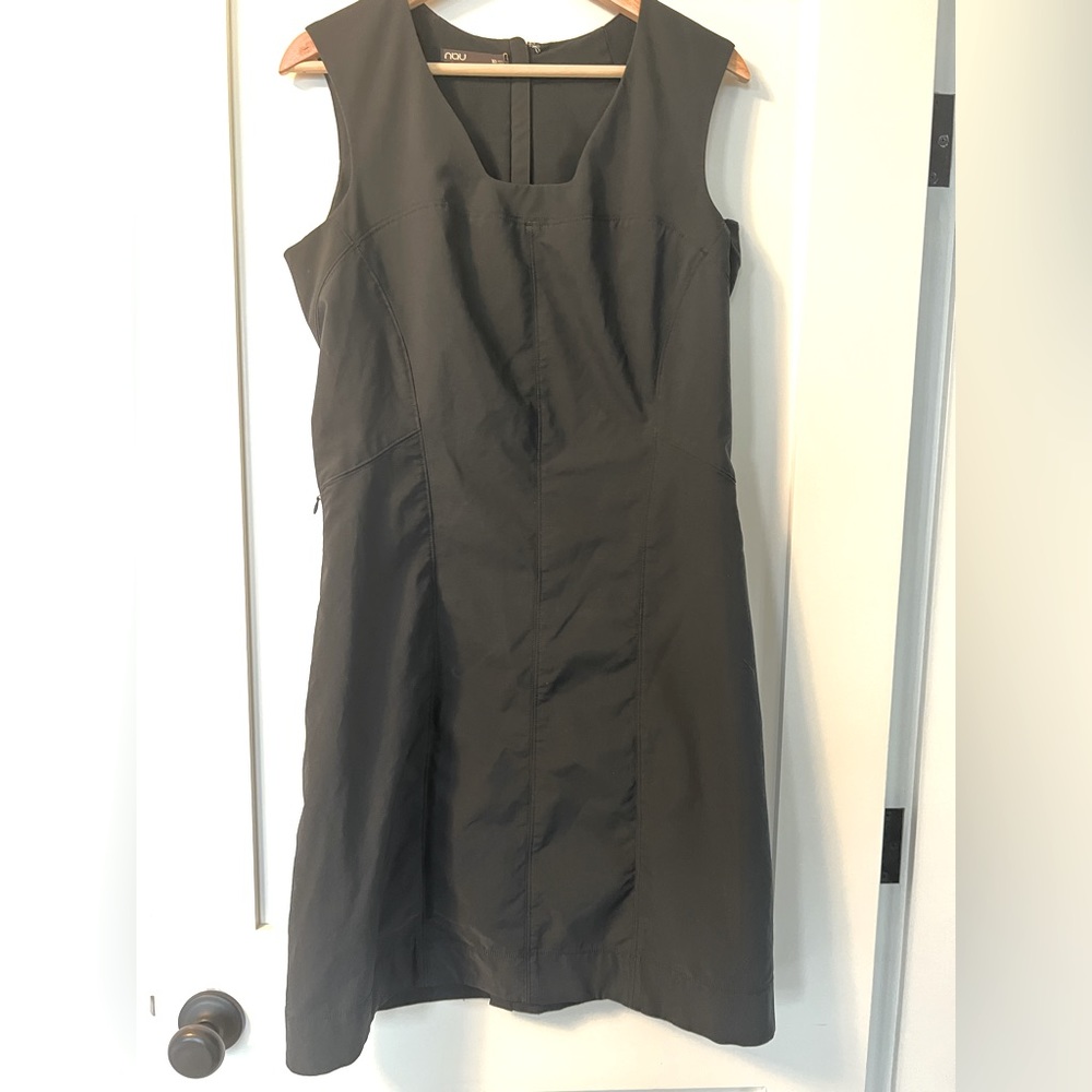 NAU sleeves dress with a square neckline, black, size 10